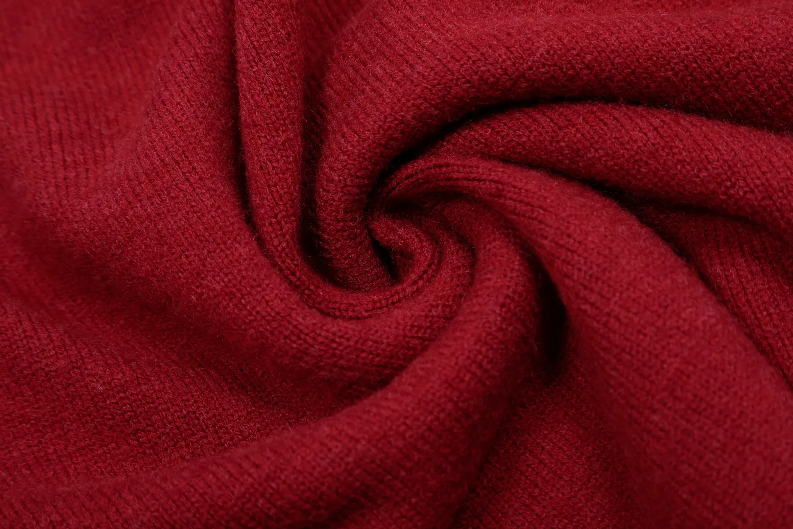 P220 Top quality" Style number: DS016# [Ralph Lauren V-neck solid color pony embroidered logo wool velvet knitted shawl cardigan] ✅Ralph Lauren Lazy‌oversize style basic classic versatile ten-color shawl cardigan ✅Main supplier platform live broadcast Wholesale entities Out of stock will be replenished Not off the shelf ✅ZP quality 1:1 version Can scan the code to enter the GF website Counter quality ✅Details and quality are the only one in Guangzhou. Light luxury wool. Focus on high-end. Cost-effective. Needless to say good quality. ✅Restore the original version. Can wear 190 pounds. Loose, comfortable and stress-free. ✅Loose upper body, oversize and lazy style. Must-have style for goddess ootd. ✅Good-looking clothes are never picky. Recommended for goddess wardrobe. Taro Purple, Light Khaki, Chinese Red, Anchor Red